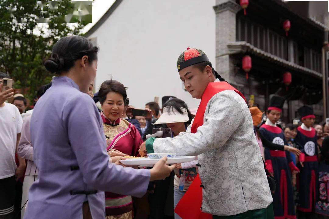 奉上当地特产敬茶,敬酒由石屏的进士,翰林等名人的后人路行三迎恭迎