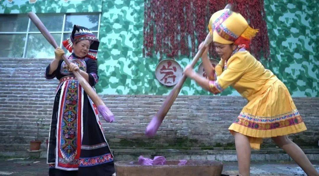 南临丽川河,与印象广场对河相望,北接打榔舞广场