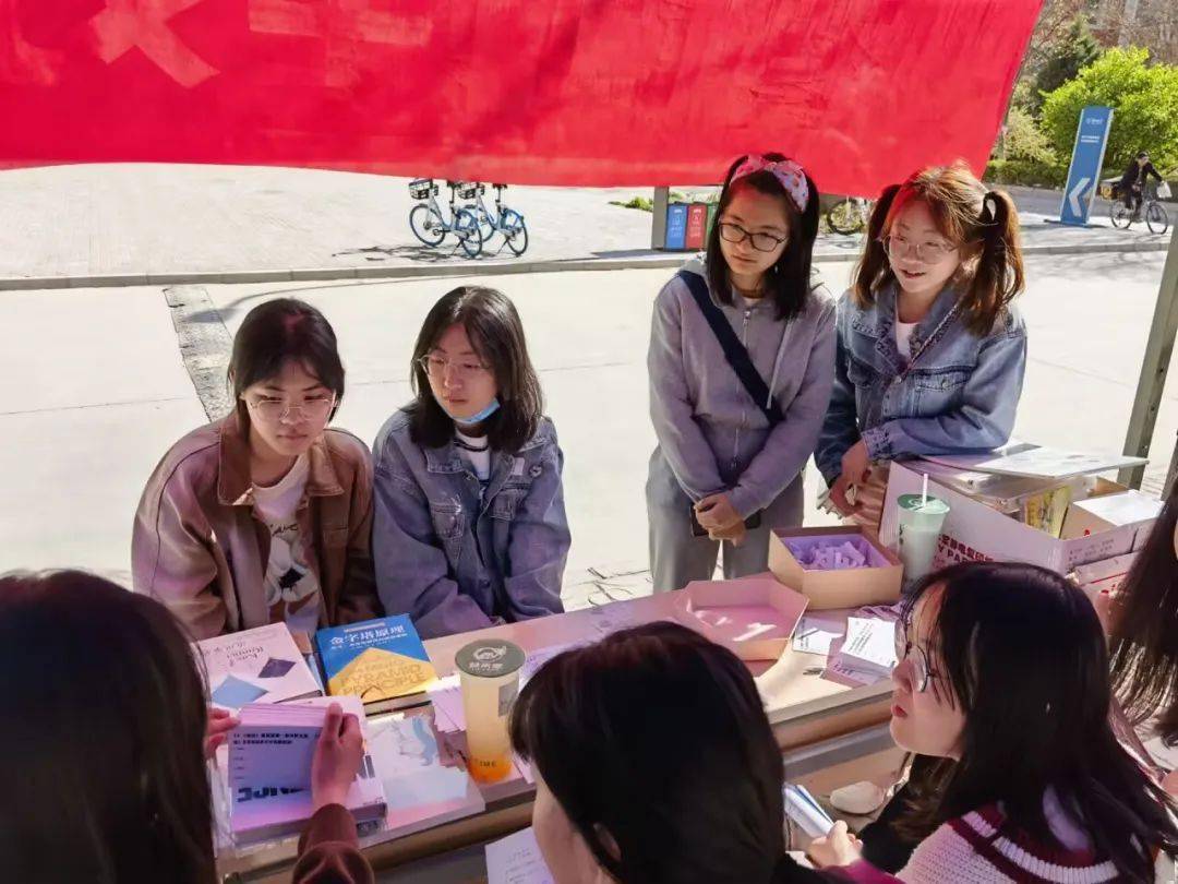 萃一起在知识的密林里阅无止境在灵动的人生中游刃有余制作 | 莫景晖