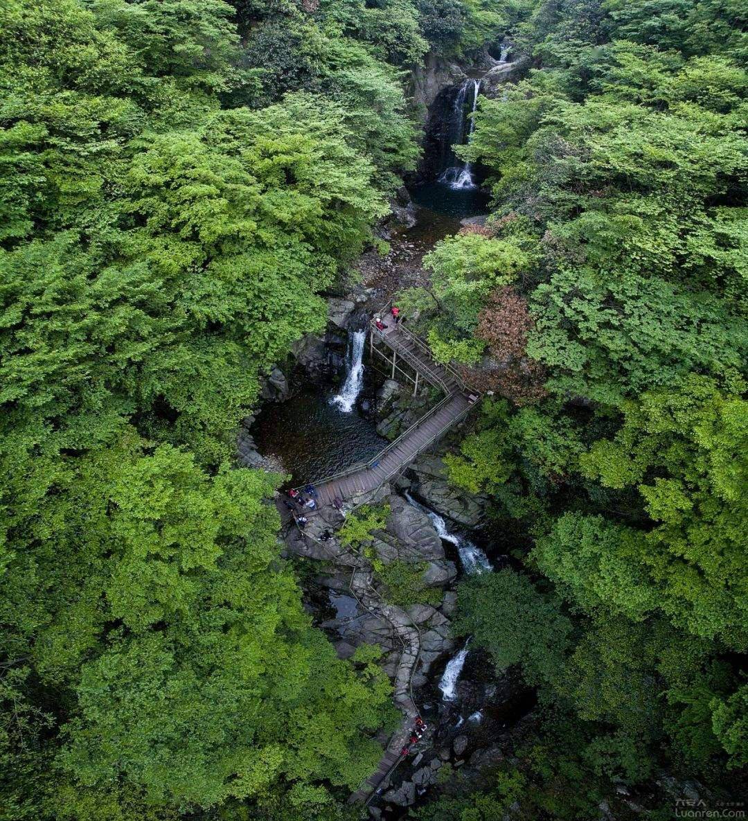 天堂寨景区→晚餐,住宿:天堂寨度假山庄马鬃岭→斑竹园红色小镇→午餐