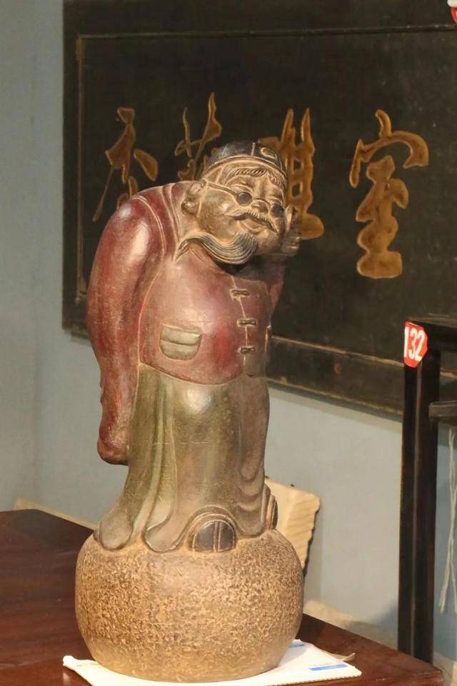 大地主青石,尺寸:高45厘米全身彩绘,体态富贵,手拿财宝,_象征_地位