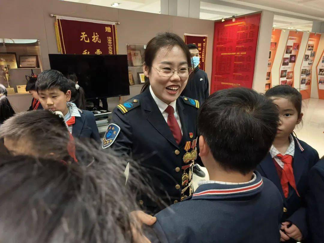 山东省劳动模范董丹——当好乘客的"贴心人"_服务_工作_精神