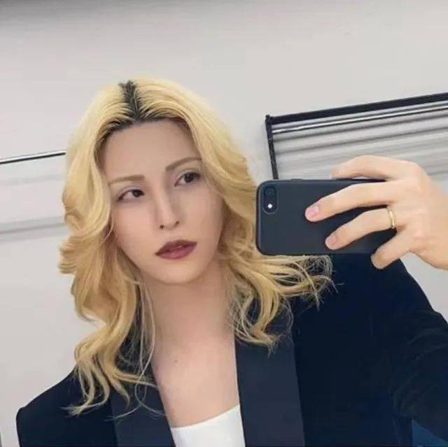 或者联想到前几年突然大火的日本第一的牛郎罗兰