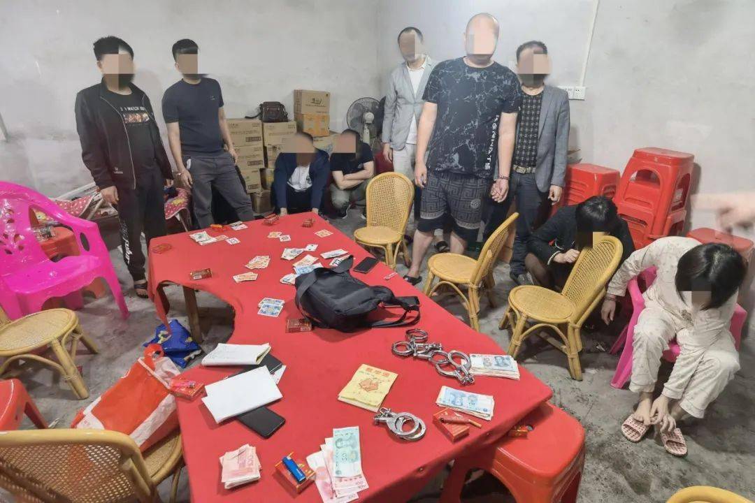 揭东某村小卖部内多人聚众赌博,现场10人被抓!_洪某足_揭阳_玉湖镇