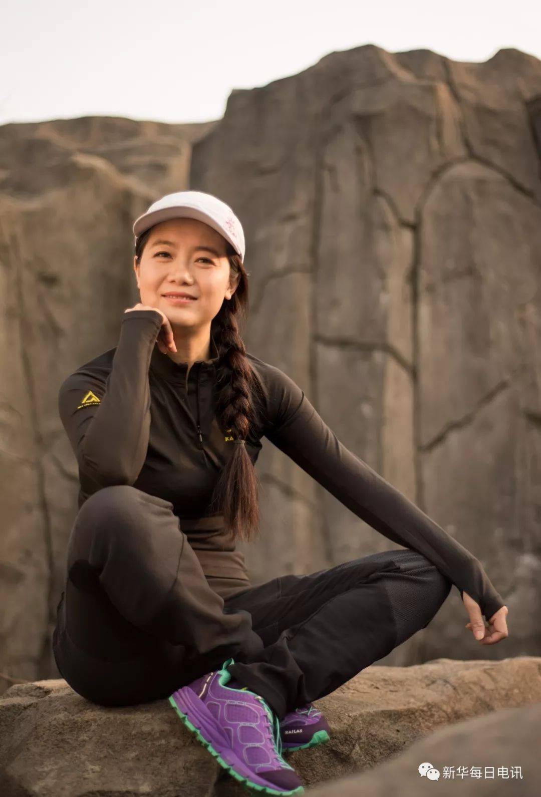 罗静笑起来嘴角俏丽的小虎牙会让人联想到某位女明星的样子,弯弯的