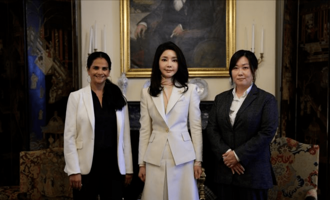 而韩国第一夫人这次要和美国副总统哈里斯还有国务卿布林肯夫人大比拼
