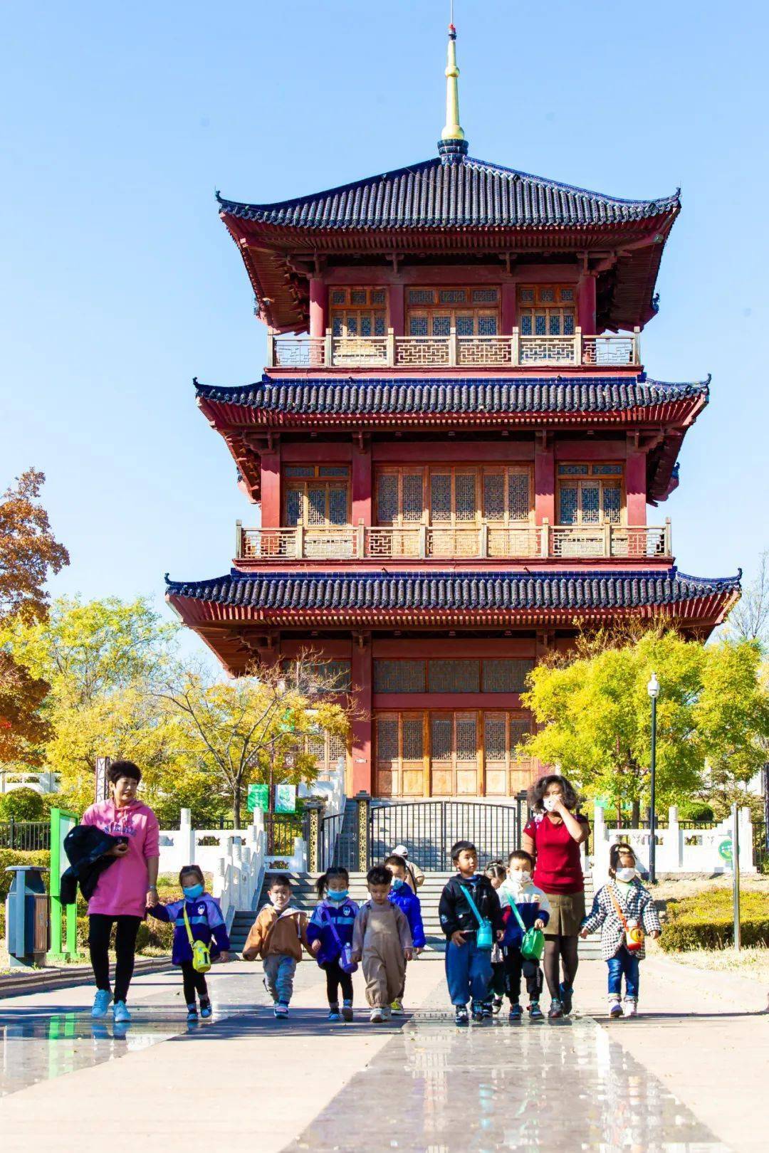 青龙山公园坐落于鲅鱼圈城区中部,是自然景观与人文景观的完美结合.