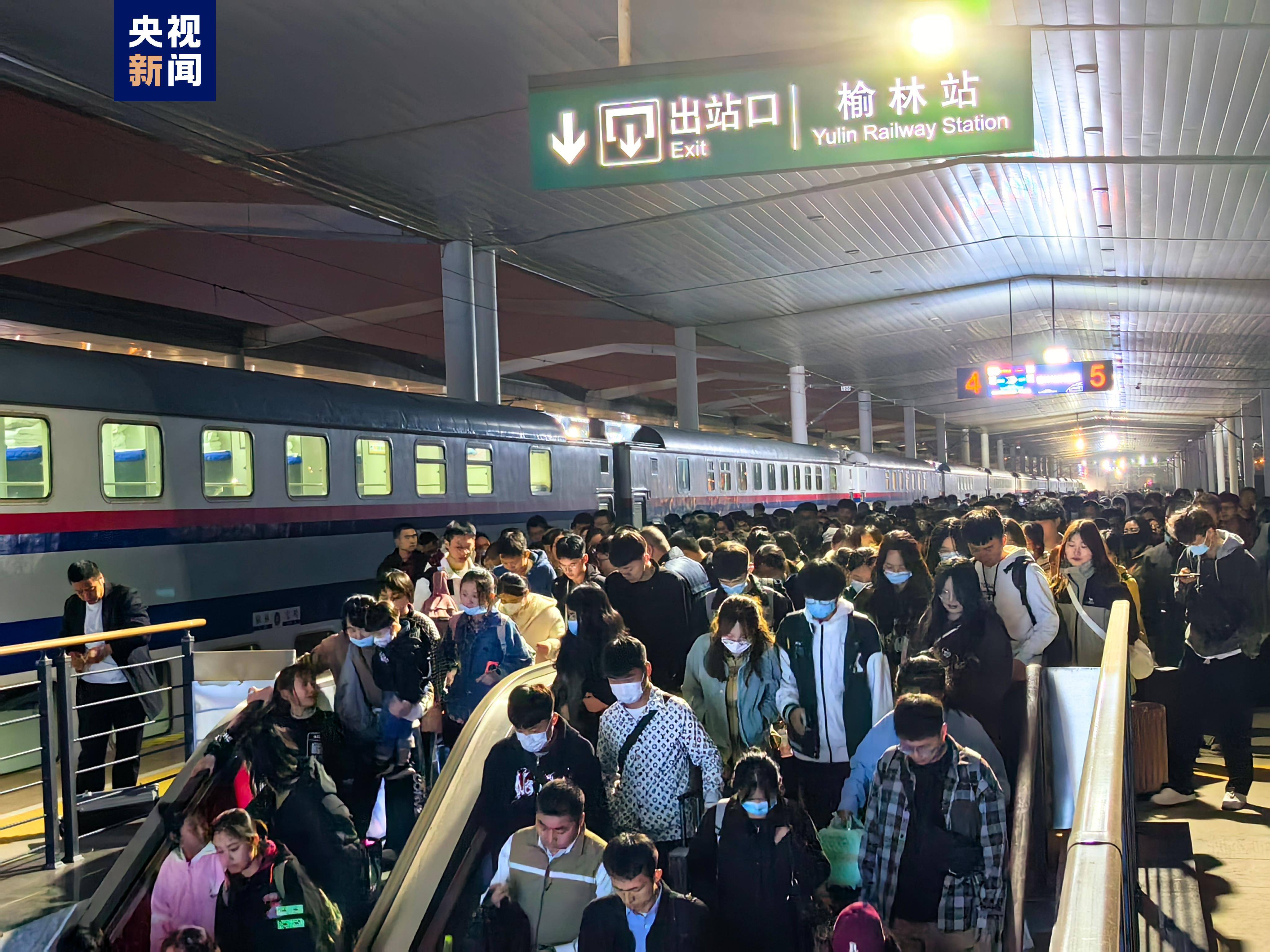 陕西铁路加开167趟列车应对返程高峰 旅客 西安 铁西