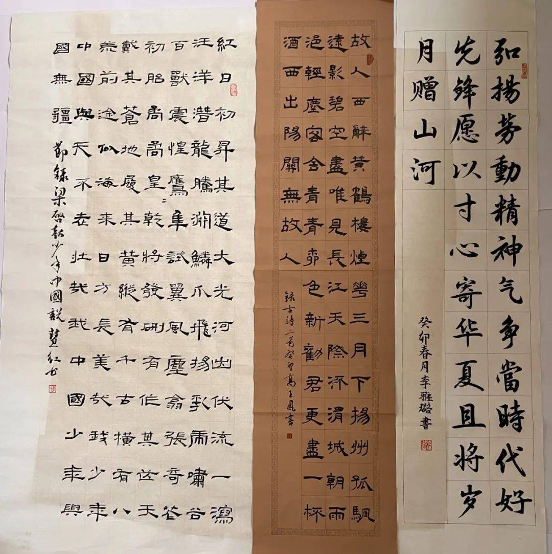 李慧红作品中:高玉凤作品右:李雅璐作品左:王利作品右:魏松林作品书法