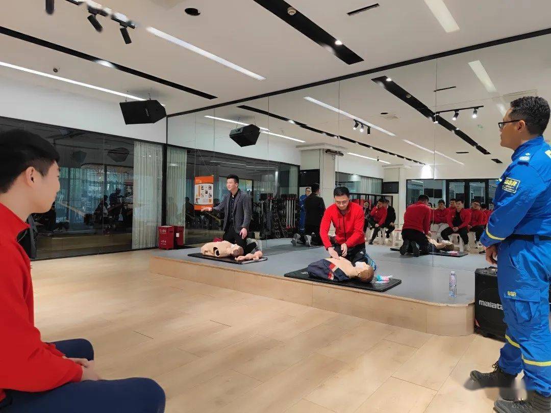 筑牢生命围墙 | 庆华健身沂州路店开展"蓝天救援应急培训"学习!