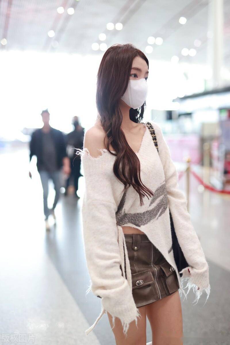 街拍:李紫婷无领上衣搭配短裙性感时尚_北京_机场