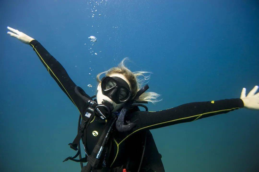 女潜水员到底比男潜水员多经历了些什么?_妹子_头发_教练