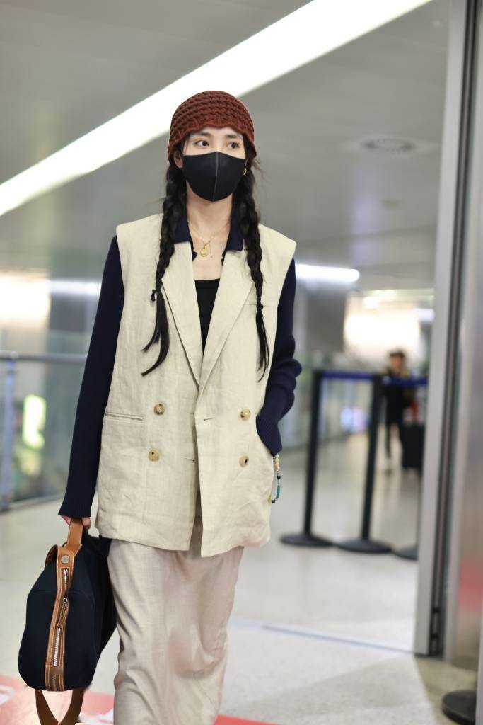 王紫璇戴针织帽配双马尾辫文艺范十足 黑白搭配尽显高级感_长裙_黑色