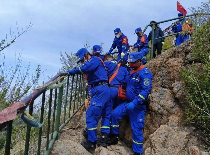 钢都爱心使者在行动|翻山施援手 沈阳发病游客及时获救_蓝天救援队