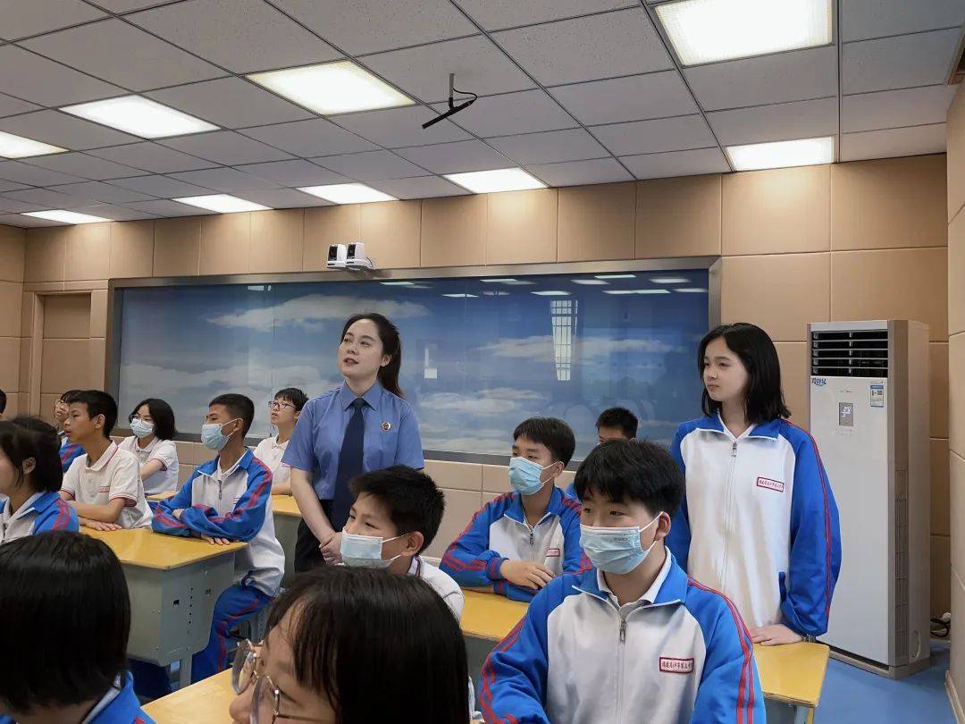 为南平市第三中学的学生们开展了青少年性教育与自我保护法治讲座