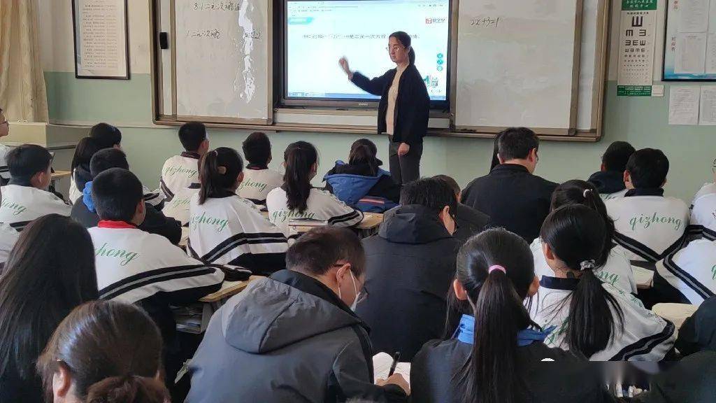 专家先深入课堂,观摩了永昌县第七中学七年级语文教师徐坤章,数学教师