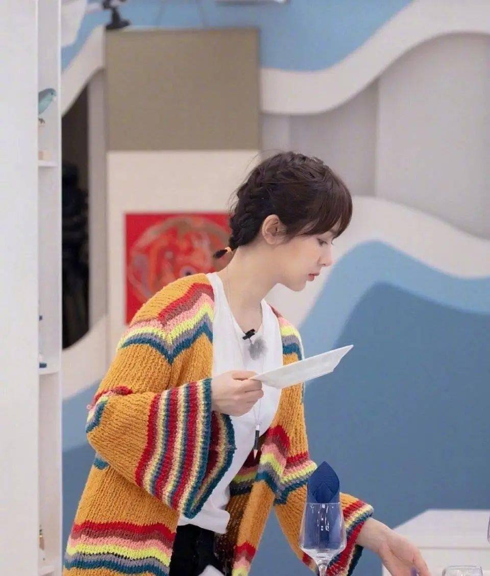 杨紫短发电视剧照片_杨紫继"丝带发型"之后,又有了新造型"竹编发"