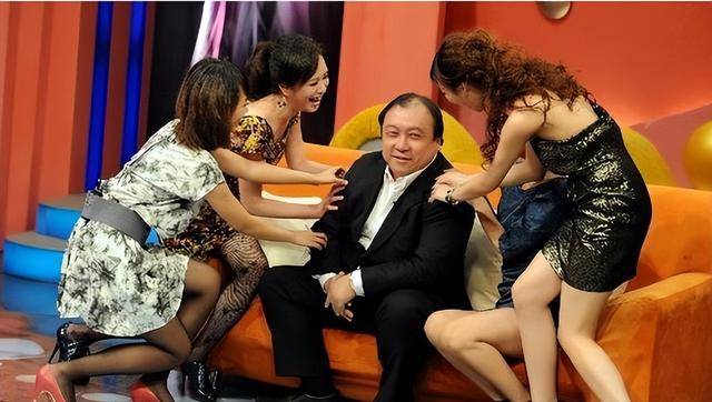 69岁王晶过生日,3美女环绕身边好幸福,一妻一女一闺蜜邱意浓…_女儿