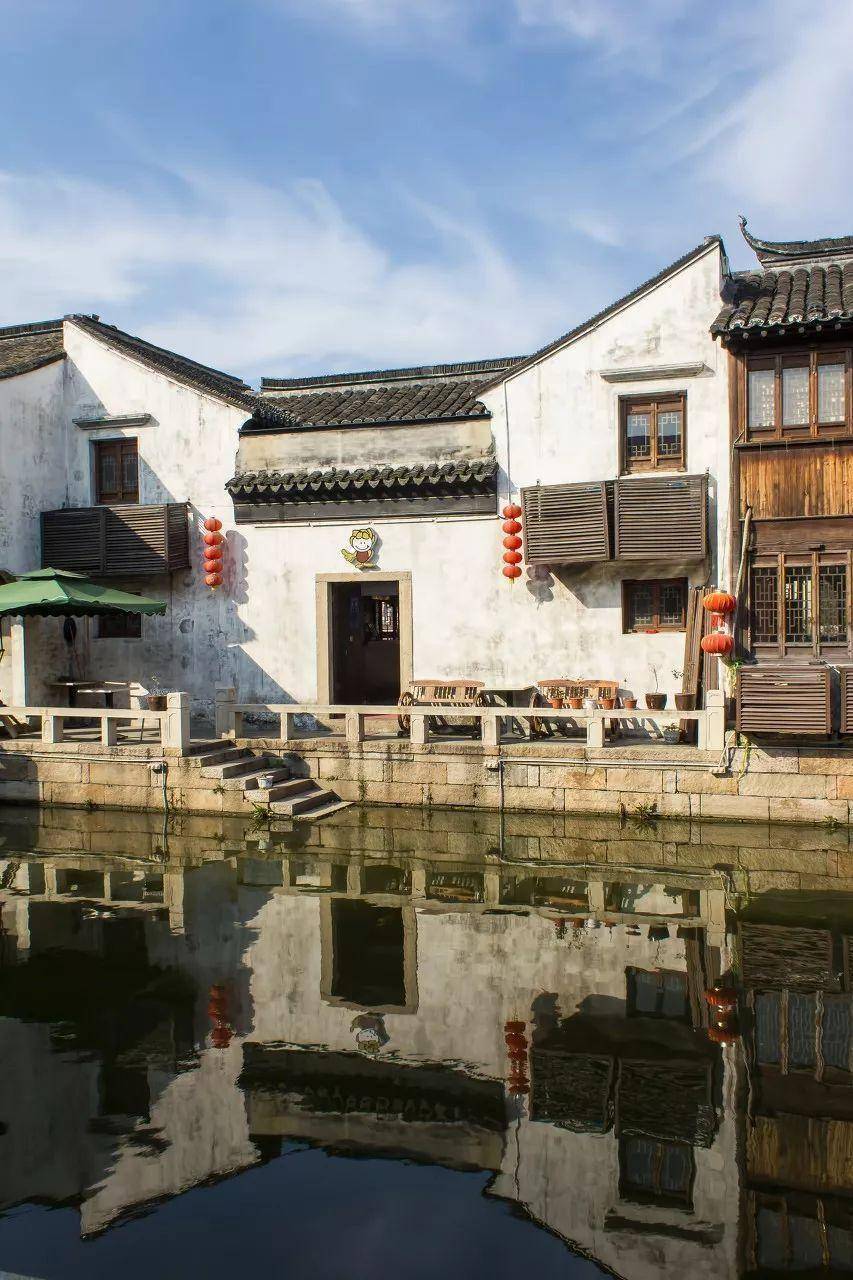 小镇很古朴,镇上有无数老房子,每一根梁,一块砖,都可能有着上千年的