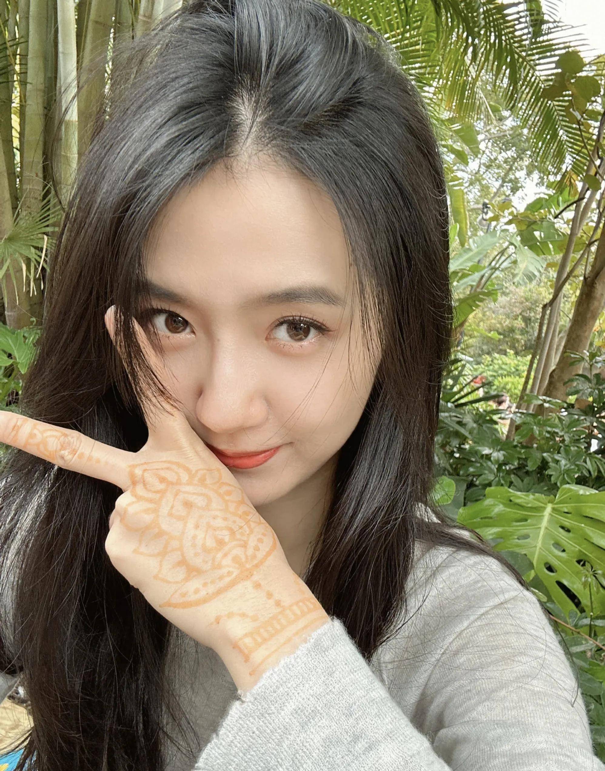 明星许龄月时尚合集:姣美靓丽,艳丽动人