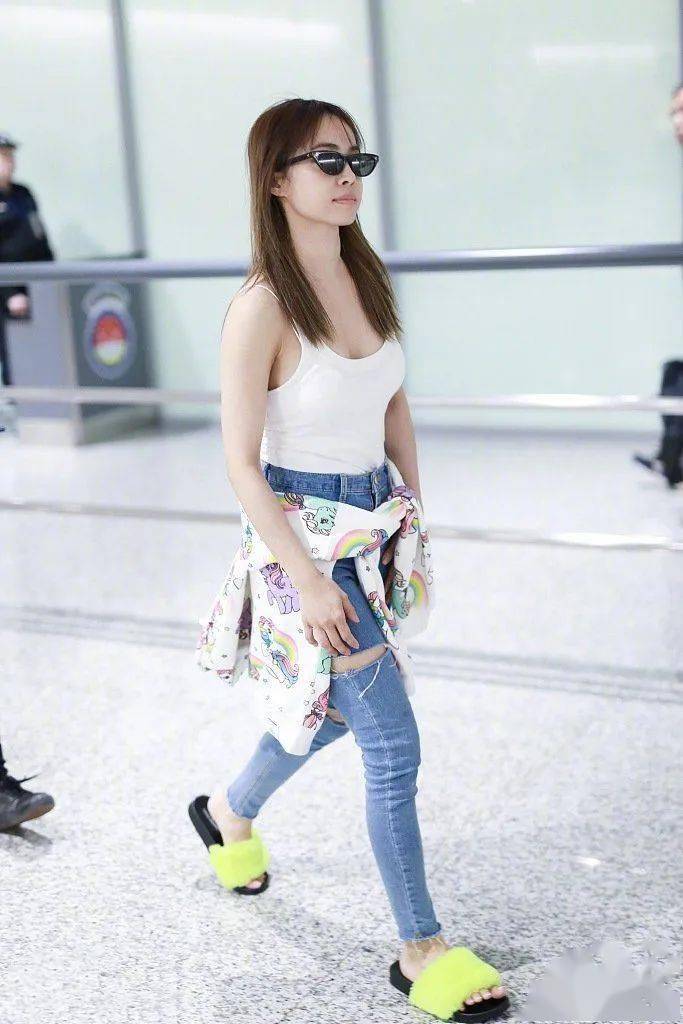 唱跳女王蔡依林,机场穿白色吊带秀性感好身材,风采依旧,太迷人_显得