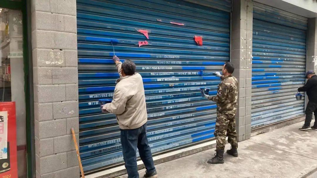 加大对主次干道沿街商铺卷闸门小广告的整治力度,努力营造干净,整洁