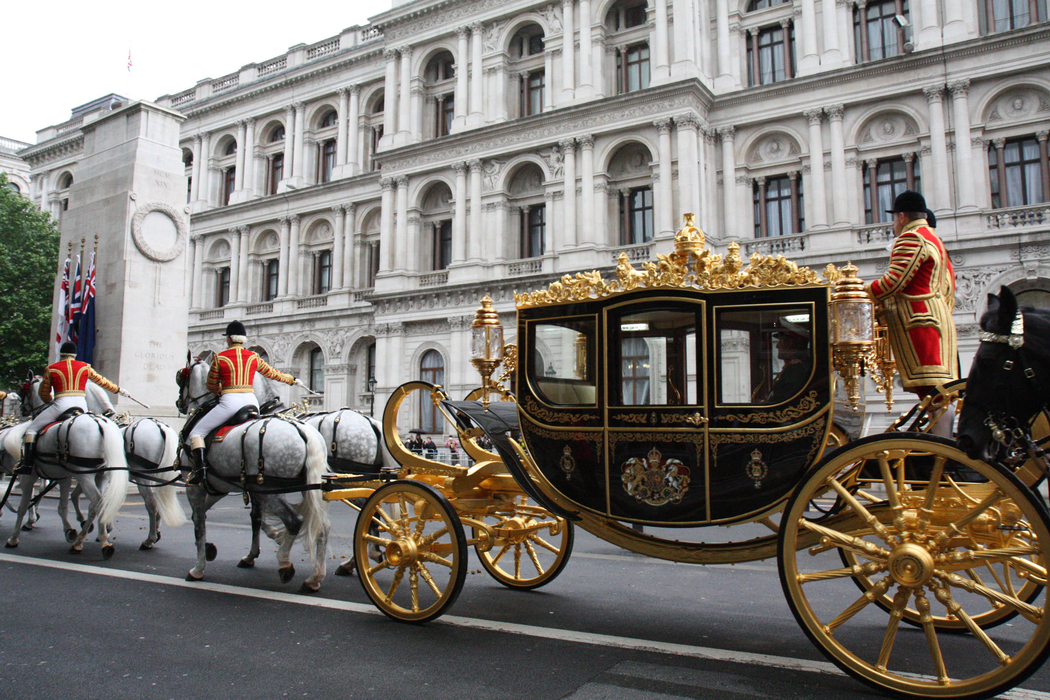 国王的金球|王冠,权杖等多件珍宝将亮相查尔斯三世加冕典礼_马车