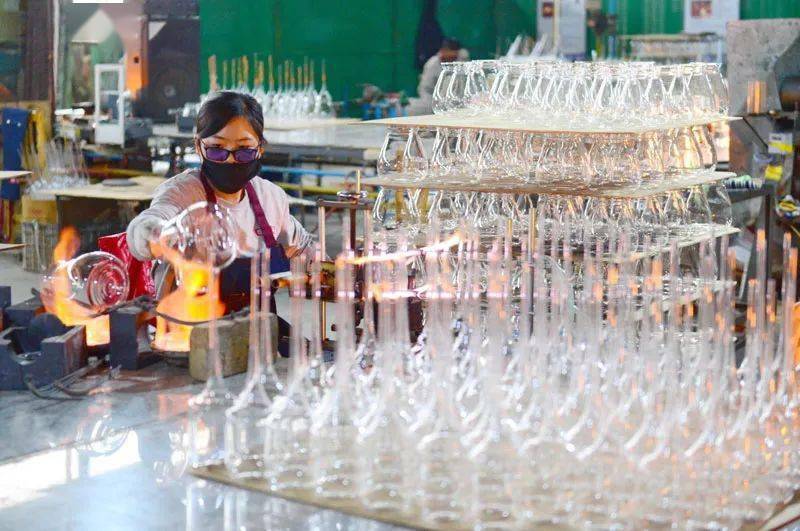 快递车开进工厂,这里的工艺玻璃制品一年发出3000万件