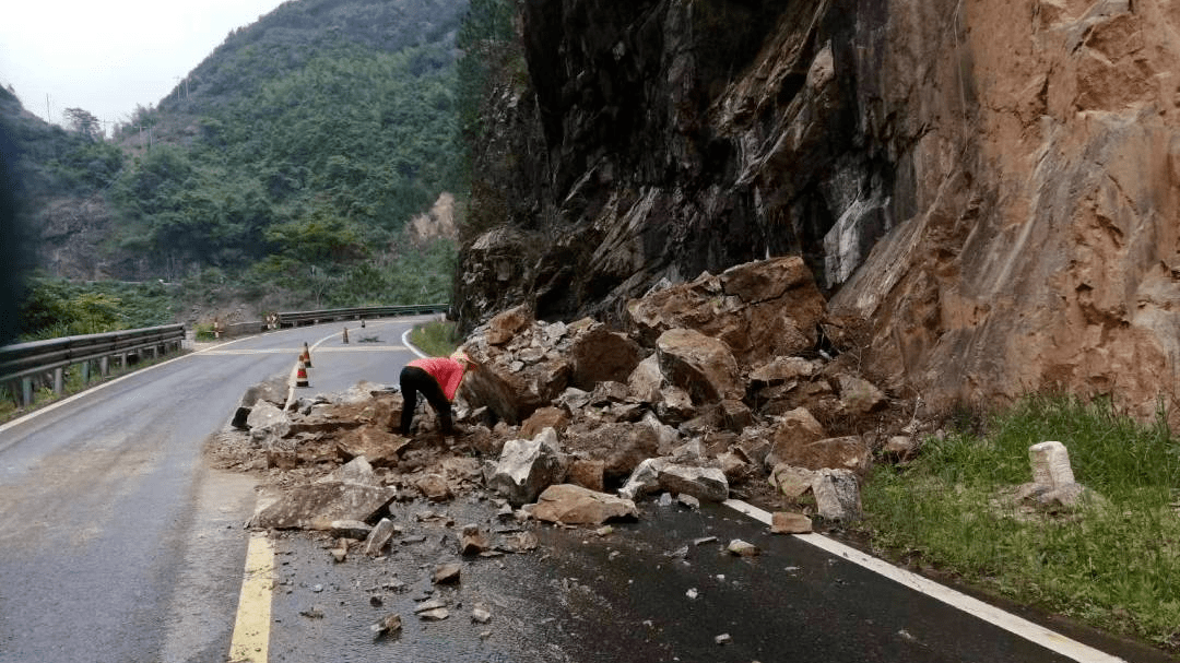 上犹五指峰路段拍到的一幕._抢险_塌方_公路