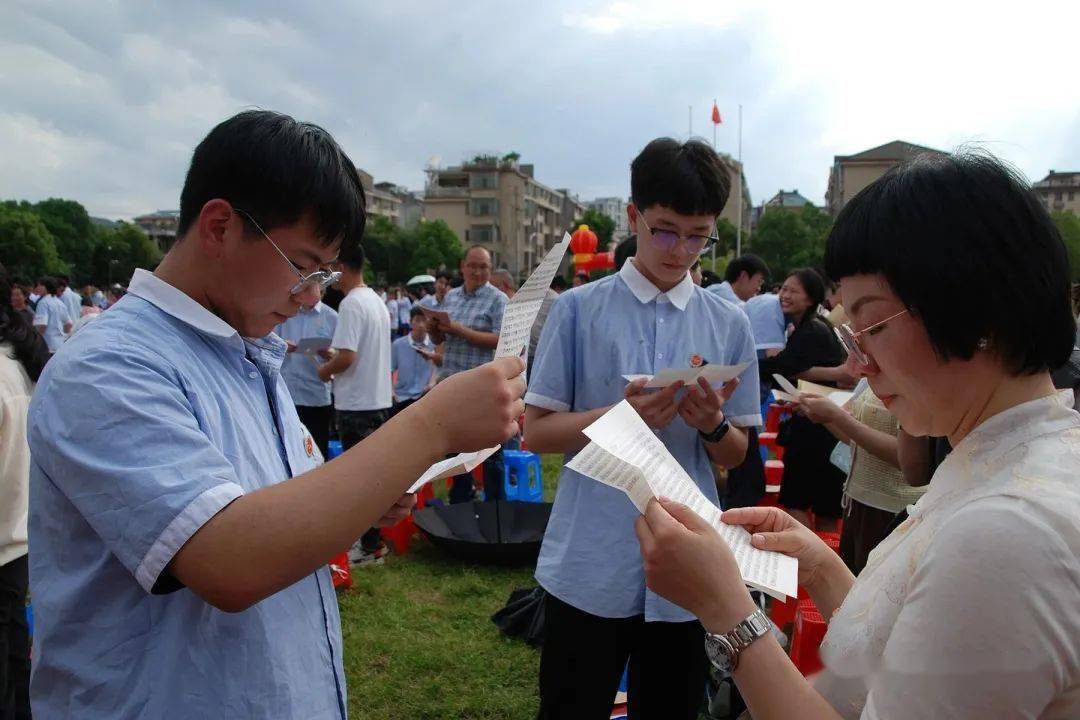 义亭中学为高三学子举行"追寻梦想,成就自我"成人仪式