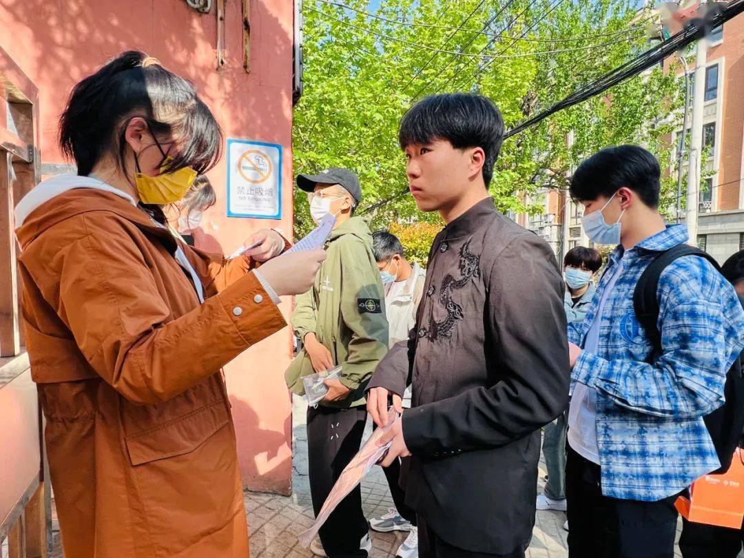 此时,平度职教中心等学校的考生也陆续在家长,老师的陪同下到达考点.