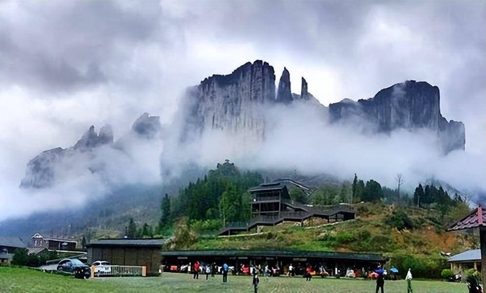 不通公路的天坑村,花了7300万修电梯,但村民却更愿意爬山_鹿院坪_游客