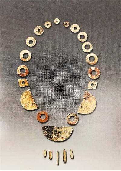这件新石器时代良渚文化玉串饰,出土于花厅遗址m60位置.