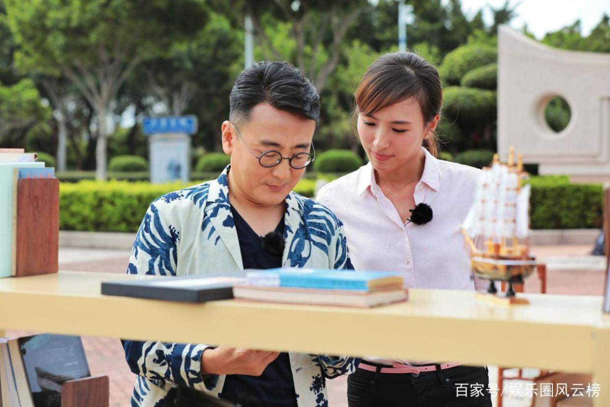 《圆桌派》主持人窦文涛:一个很滑头却有真性情的文化人_嘉宾_节目