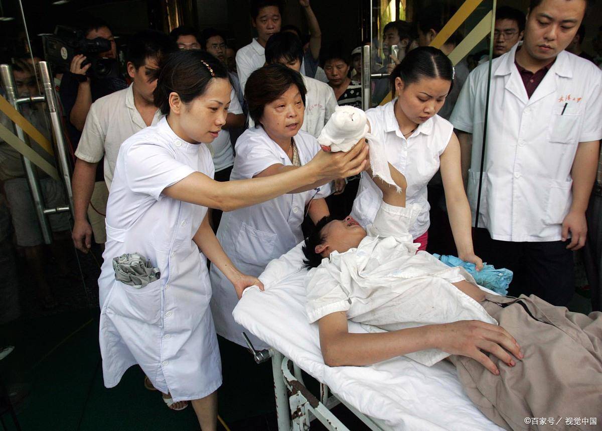 下班护士跪地救人20分钟,膝盖淤青,无私奉献引发社会温暖_范巧蓉_工作