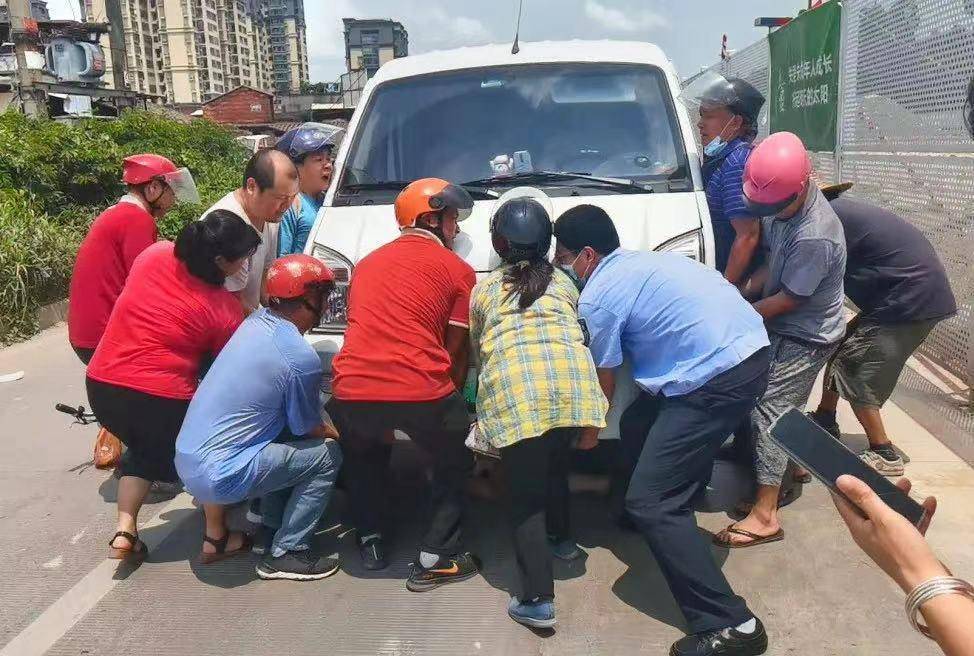 江門新會:交通事故致女子被壓車底,警民合力抬車救人_群眾_車輛_眾人