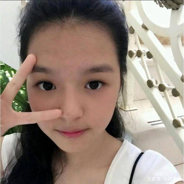 李咏17岁女儿近照曝光,打扮时髦完美逆袭,优雅成熟颇具明星风范