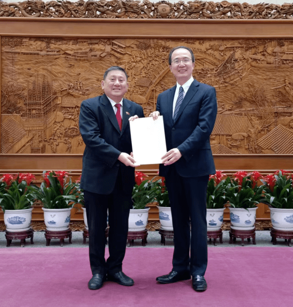 外交部礼宾司司长洪磊接受新加坡新任驻华大使递交国书副本_陈海泉