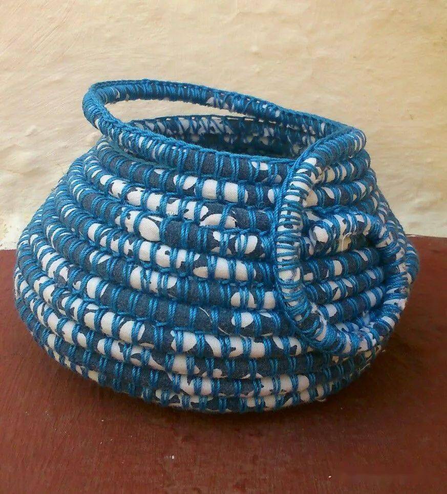 旧t恤剪成了布条在棉绳上绕了几圈,盘起来竟大受欢迎,家里的收纳和