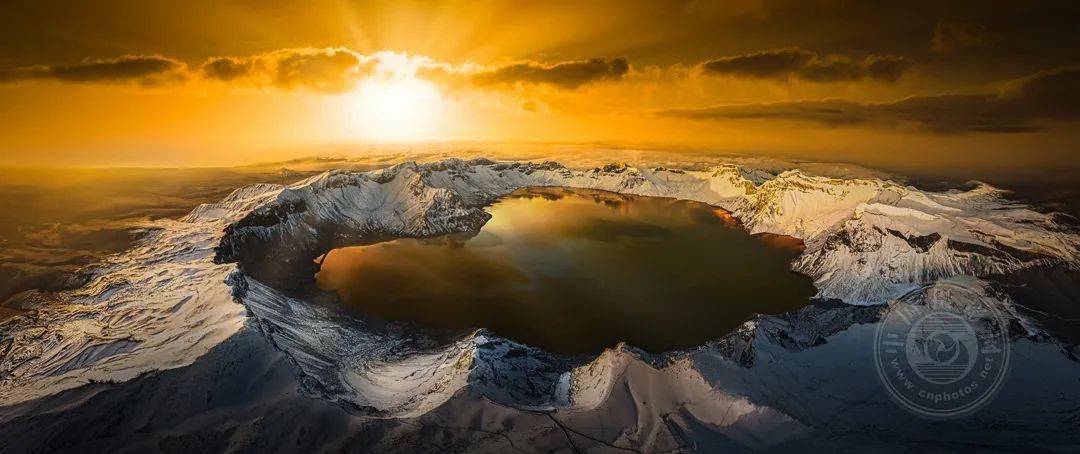 《天池朝晖》08高鹏飞(吉林长春)拍摄于吉林省长白山保护开发区.