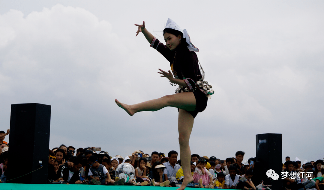 在孟子红都山领略奕车风情_奕车人_仰阿娜_男女