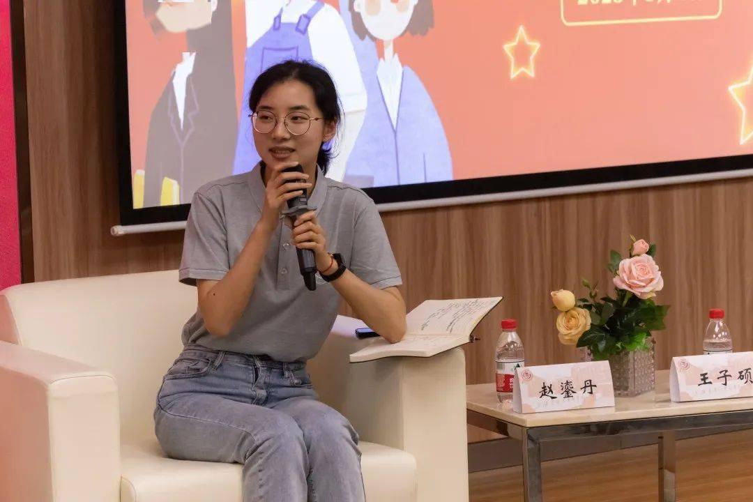 刘伟老师首先作题为《青年与时代:从领袖的青年岁月汲取青春力量》的