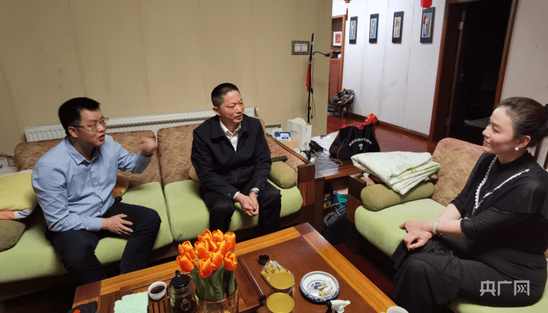 李征明(中)到干警家中开展廉政家访(李炳坤 摄)此次