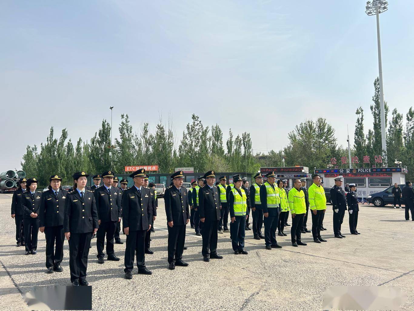 陕西省高速公路路政执法总队第七支队开展路政宣传月活动_案例_形式