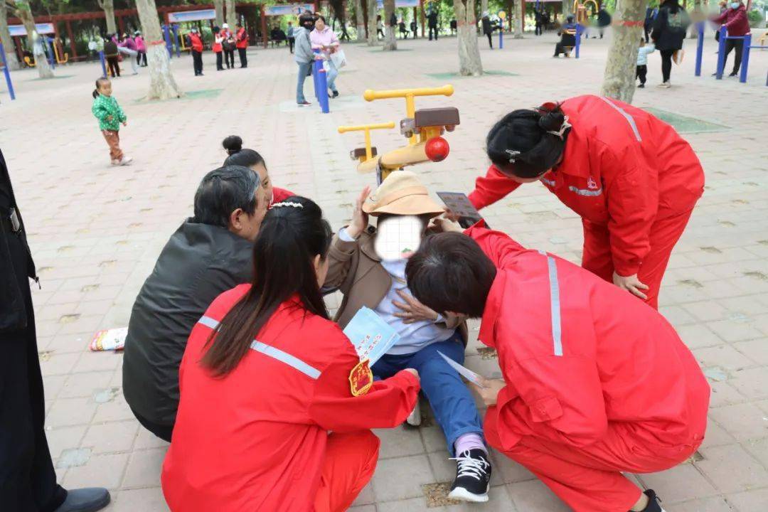 老人_急救_进行