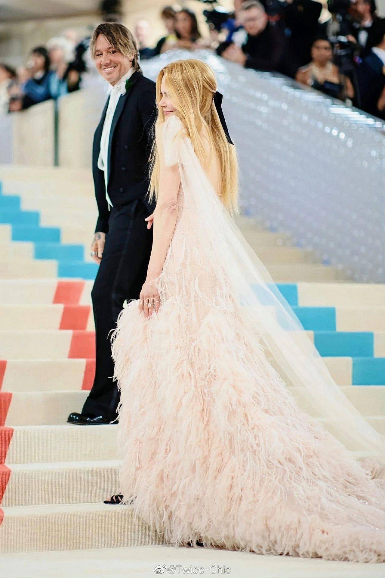 她55 岁了,但穿 19 年前"旧衣"一样仙爆全场_礼服_山茶花_状态