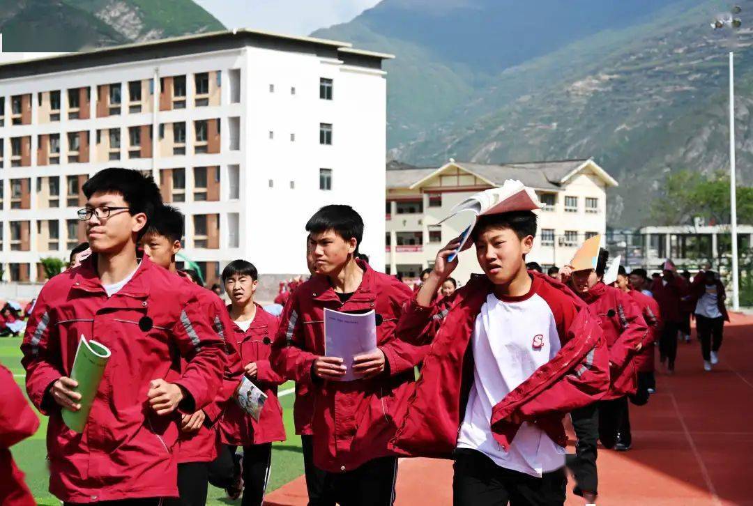 九寨沟县城区震感强烈,九寨沟县七一南坪中学应对地震灾害应急处置