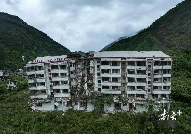 景家山在地震时崩塌,巨大的山石将北川中学新区茅坝中学整体掩埋,只剩