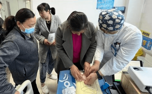 医务人员耐心细致地从造口人的"衣,食,浴,行",阐述了造口的注意事项