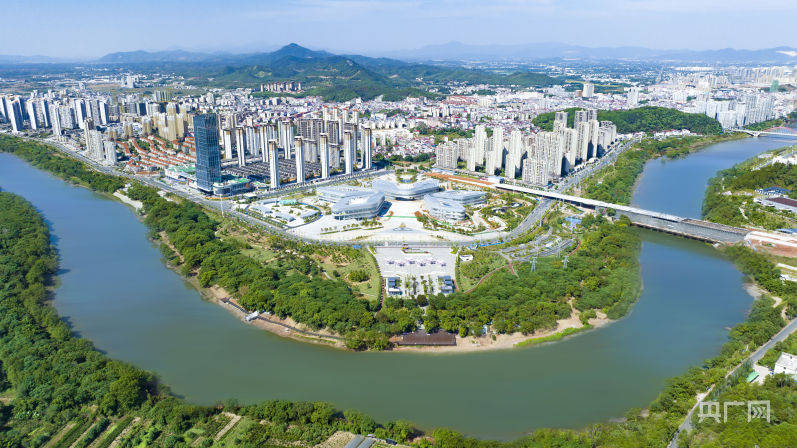 眼下,徜徉于江西省赣州市信丰县桃江河畔的花园湾河长制主题公园,清风